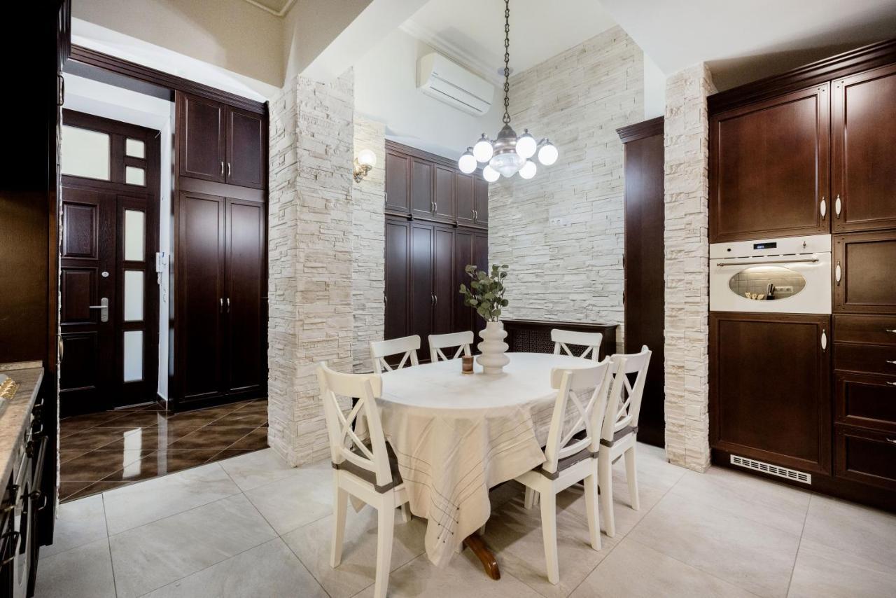 Luxe, Historic Home Near Downtown Landmarks 19Th Century Budapest Eksteriør bilde